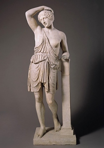 Amazone blessée (NY, Metropolitan museum) portant une exomide